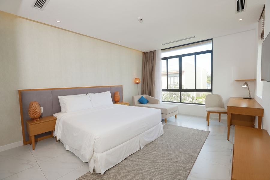 Master bedroom with bathtub, Ocean View villa